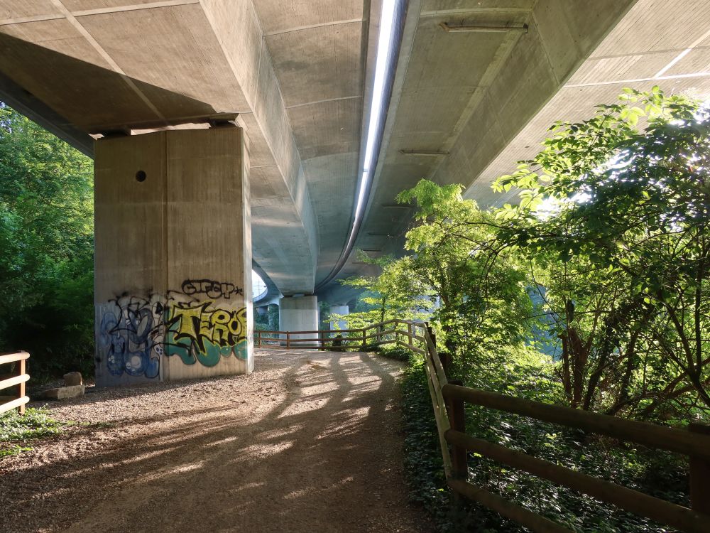unter der Autobahnbrücke