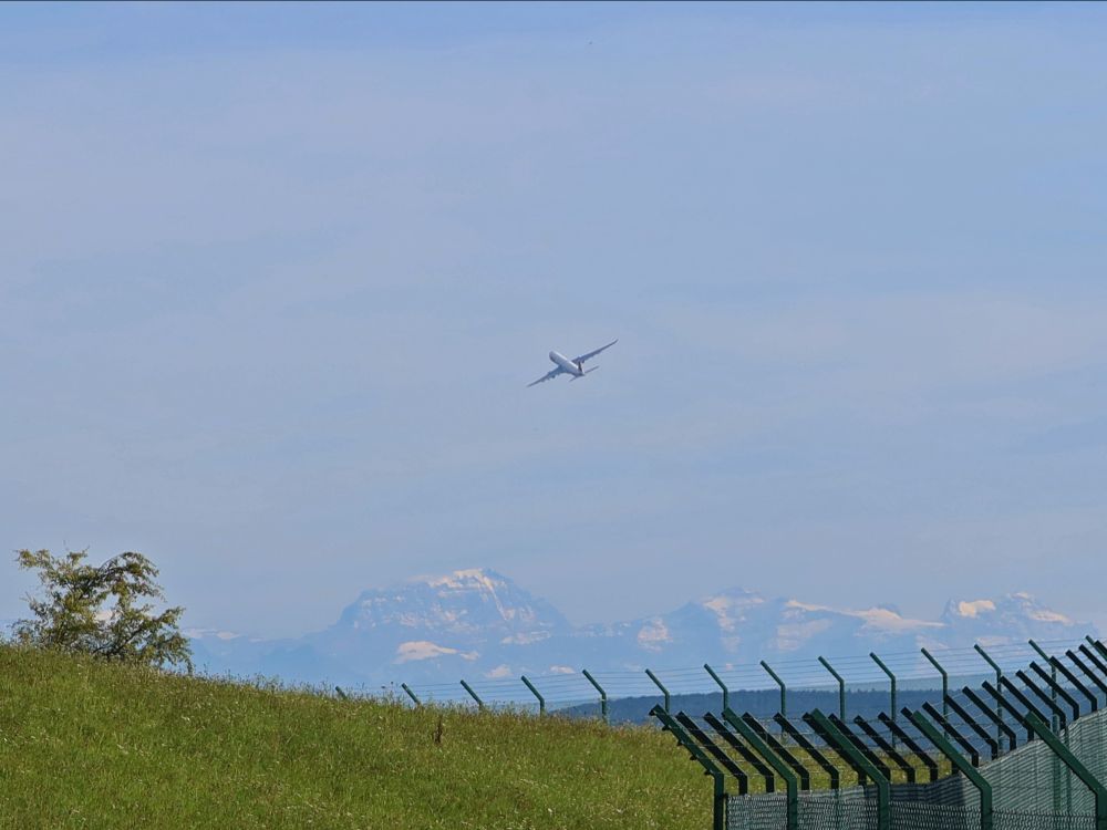 startendes Flugzeug und Tödi im Dunst
