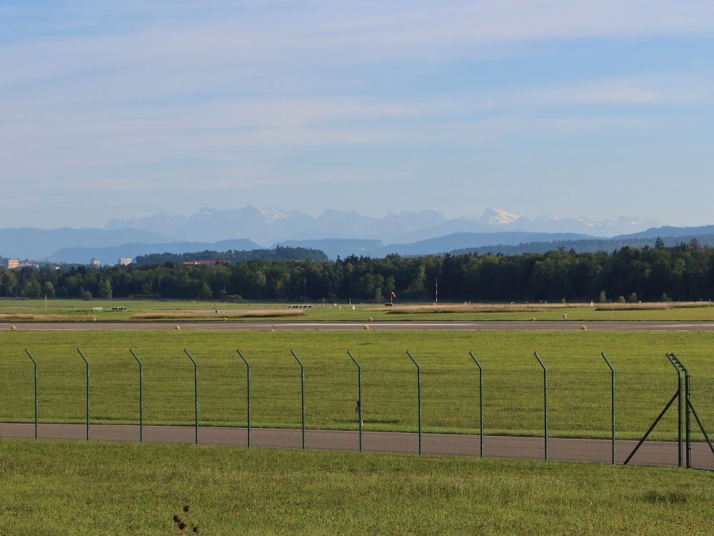Alpen überm Flughafengelände