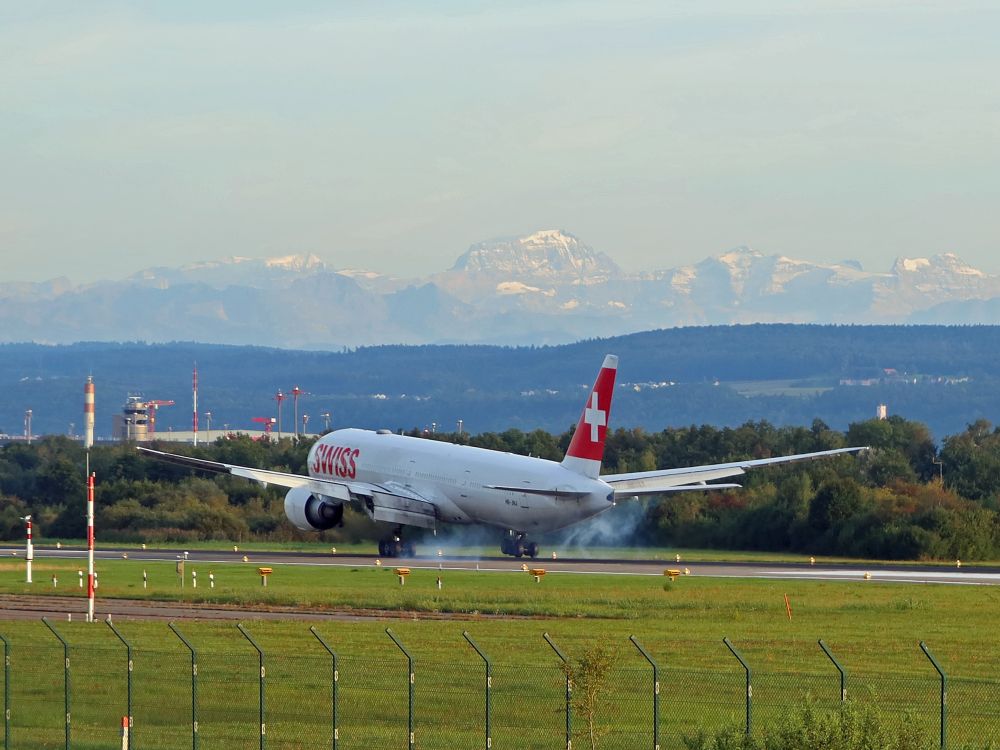 Flugzeug mit Bremswolke und Tödi im Dunst