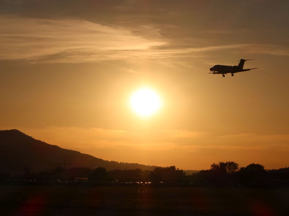 Flugzeug überm Sonnenball