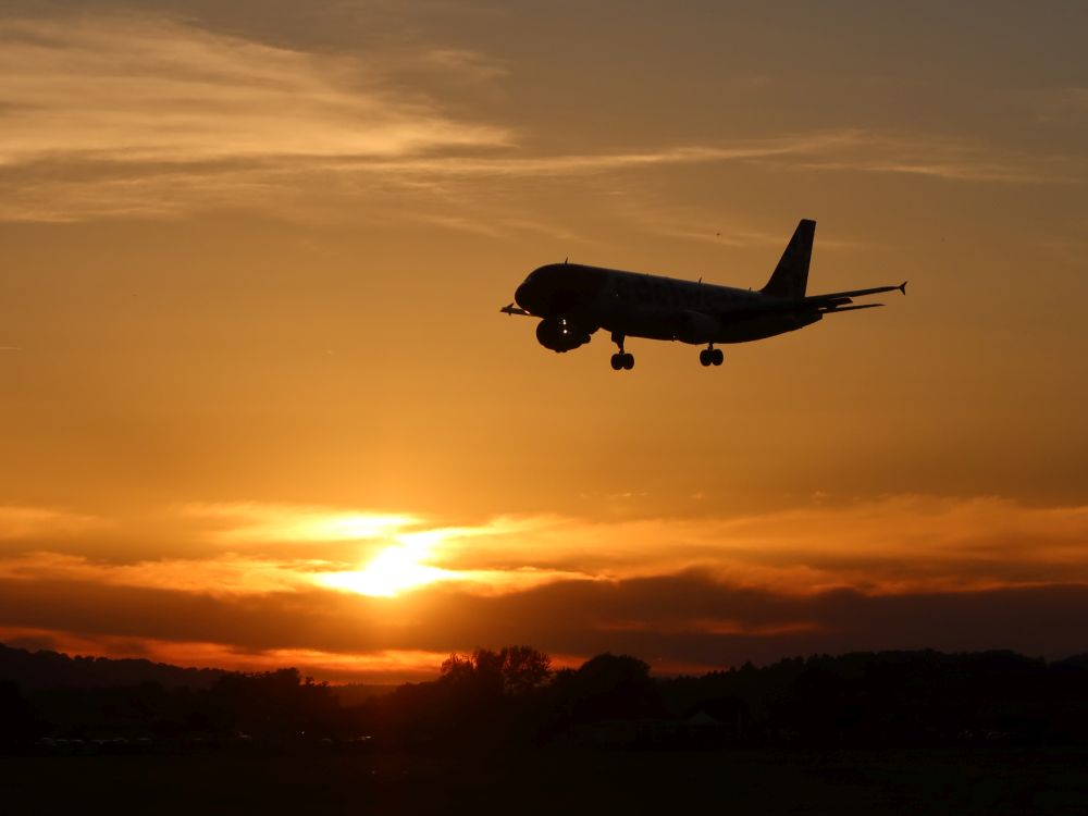 Flugzeug über Sonnenuntergang
