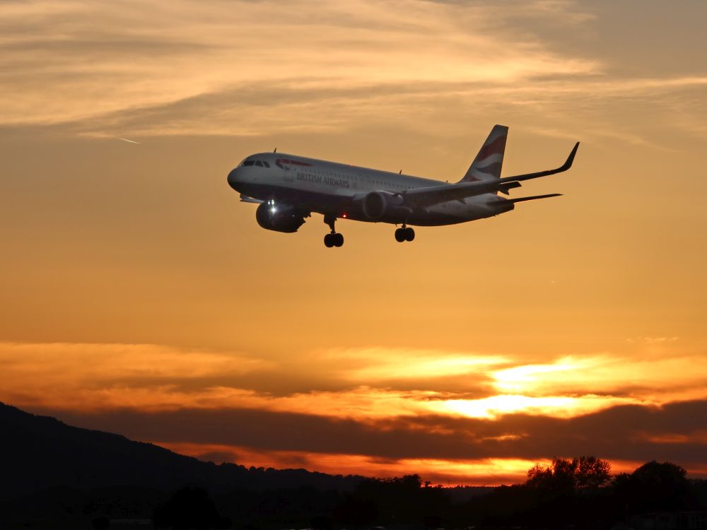 Flugzeug über Sonnenuntergang