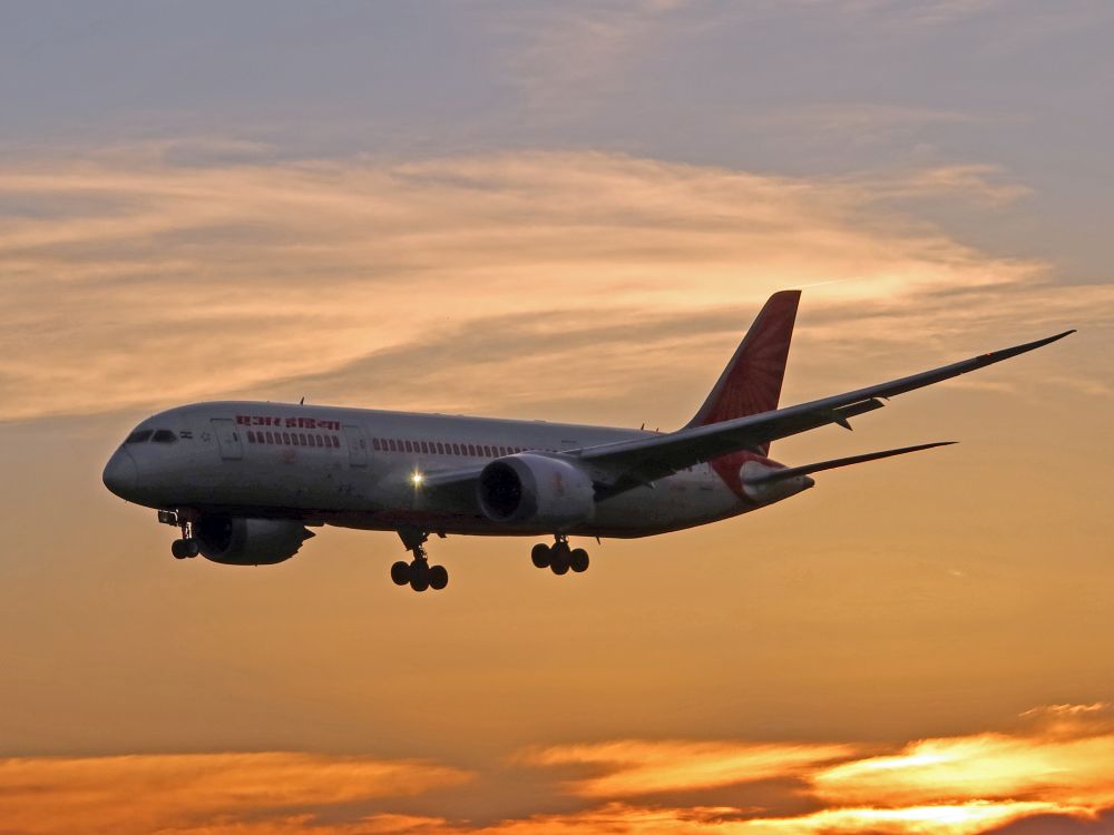 Flugzeug im Sonnenuntergangslicht