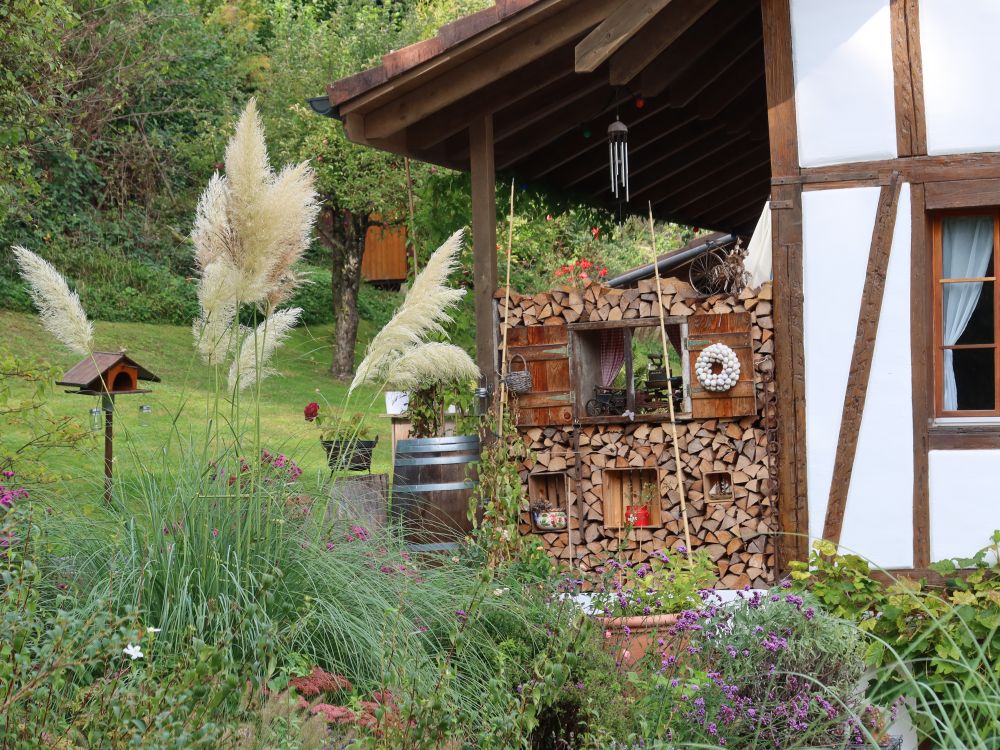 Holzstapel mit Fenster