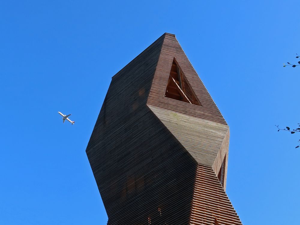Turmspitze mit Flugzeug