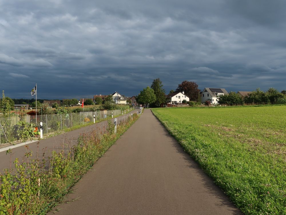 dunkler Himmel über Opfikon