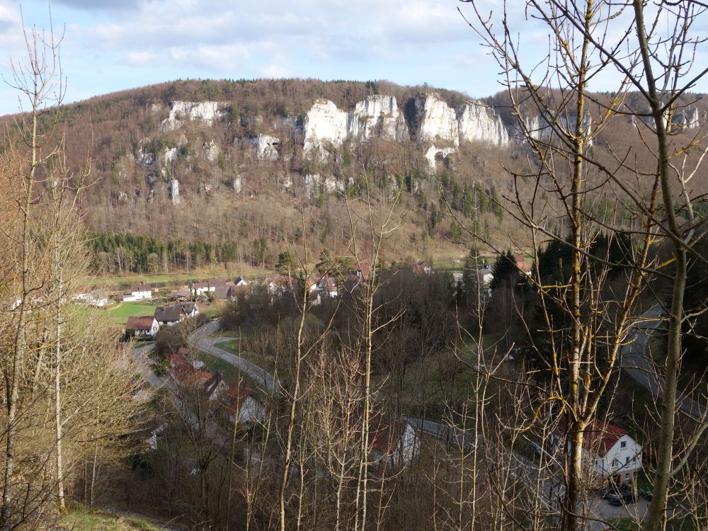 Hausen mit Schlossfelsen und Ruine Wagenburg