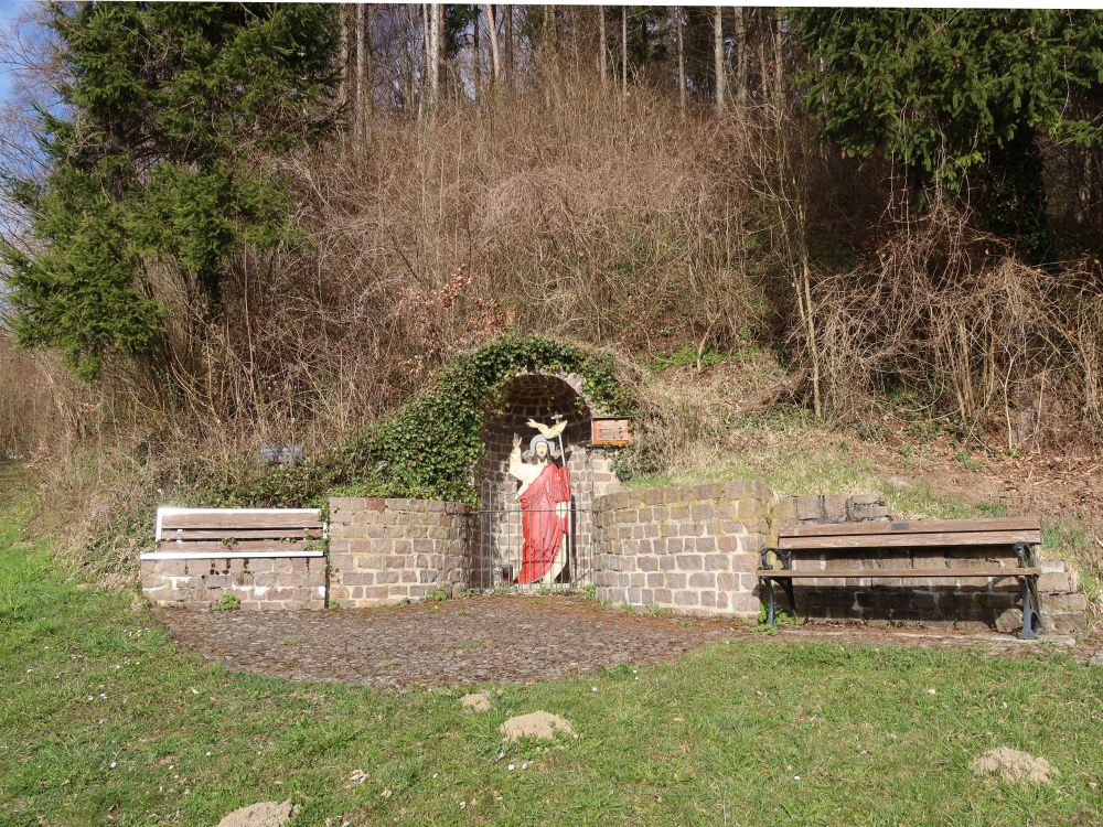 Grotte mit Sitzbank