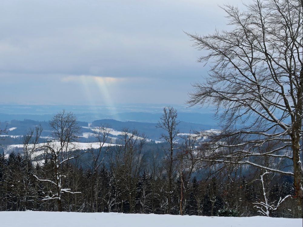 Sonnenstrahlen am dunklen Himmel