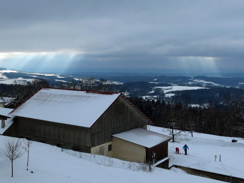 Sonnenstrahlen am dunklen Himmel