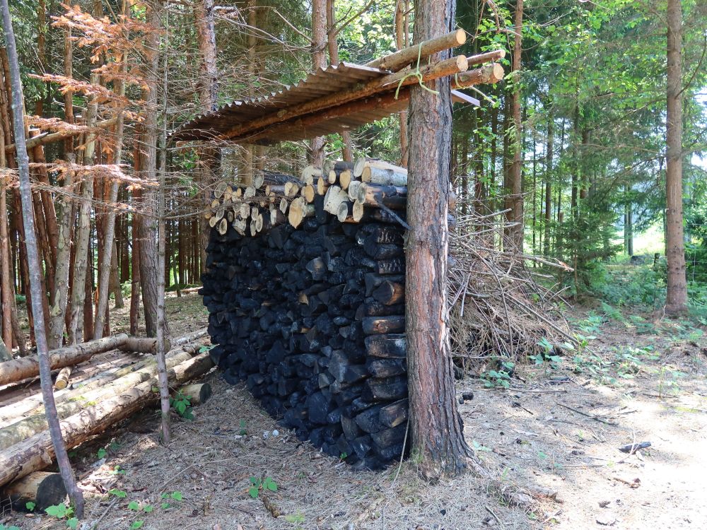 gestapelte Holzkohle