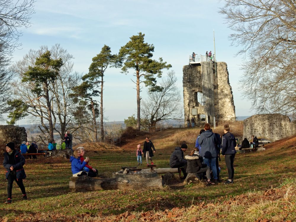 Ausflügler und Aussichtsturm