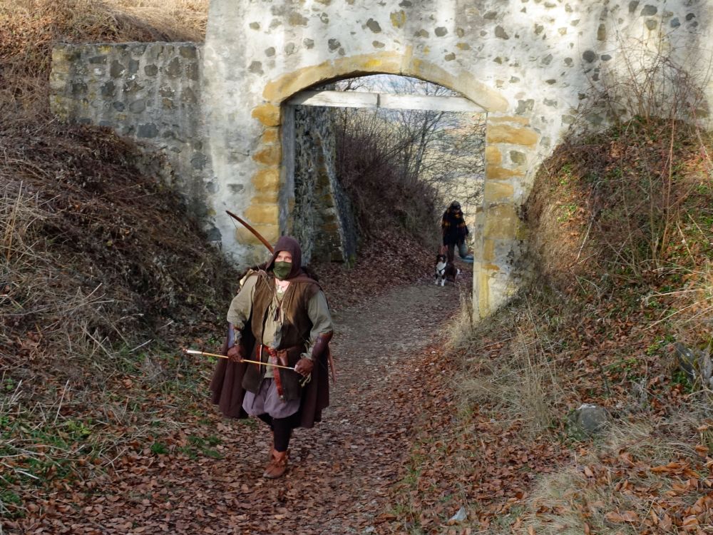 Bogenschütze im Eingangstor