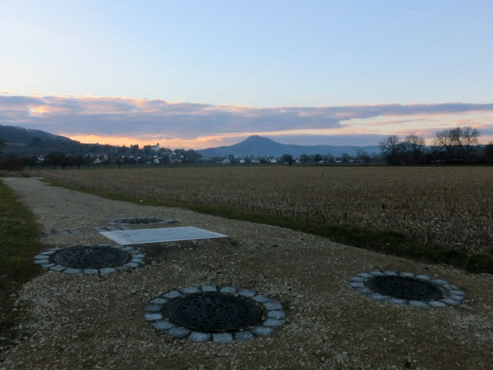 Hohenhewen im Abendlicht