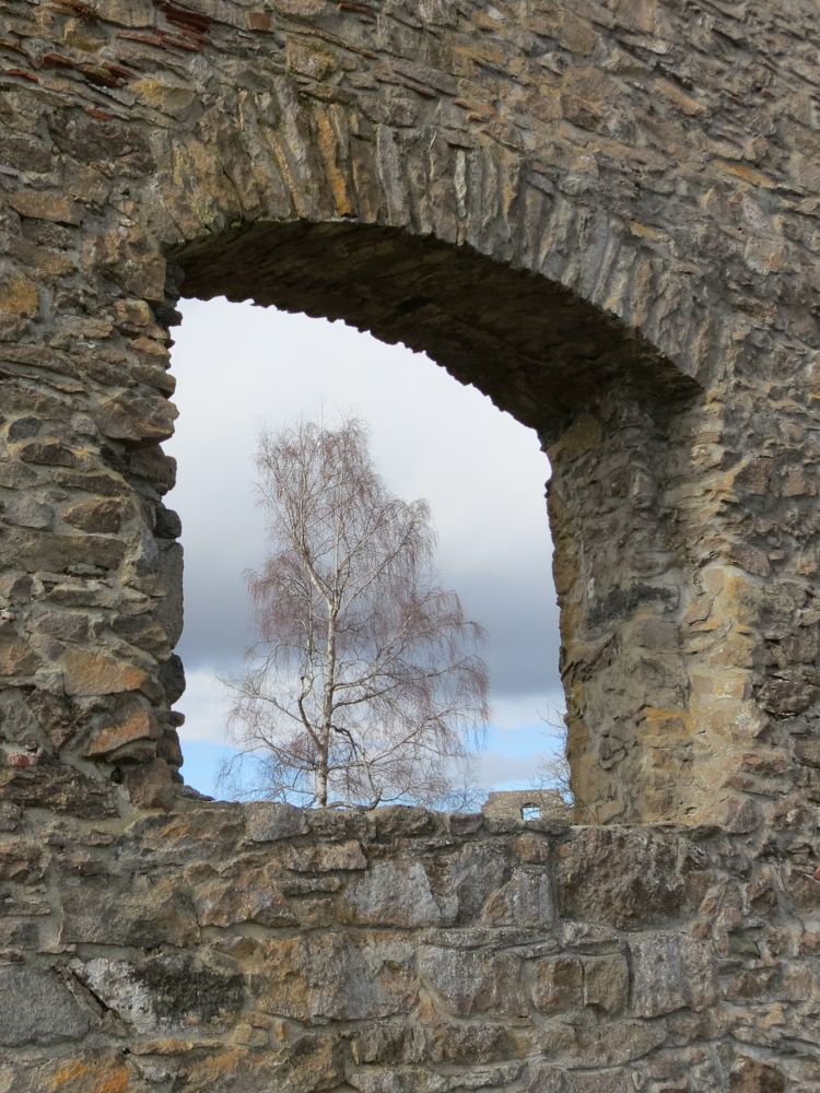 Blick durch Fensteröffnung