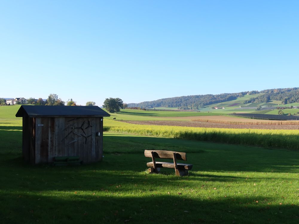 Hütte und Sitzbank