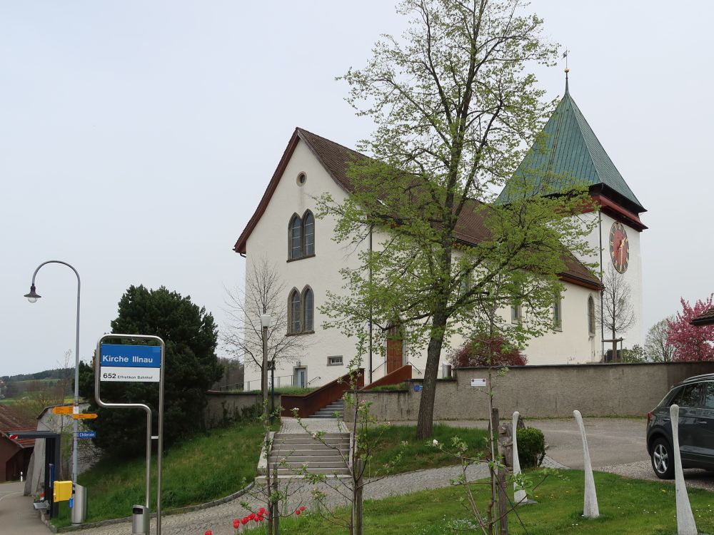 Kirche mit Bushaltestelle