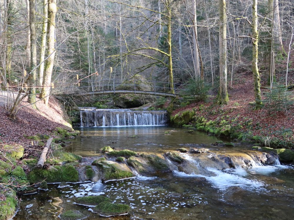 Steg überm Wasserfall