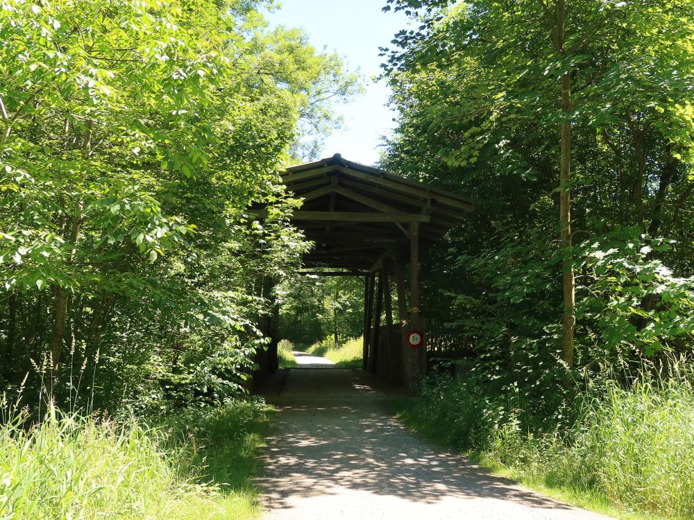 Überdachte Holzbrücke