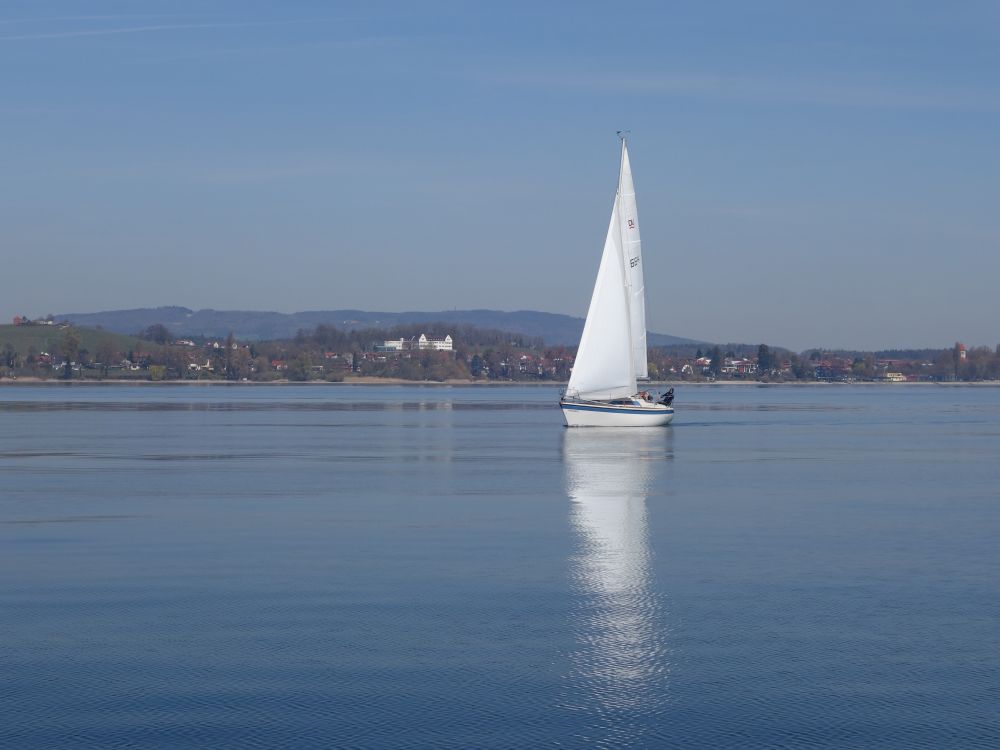 Schloss Hersberg und Segelboot