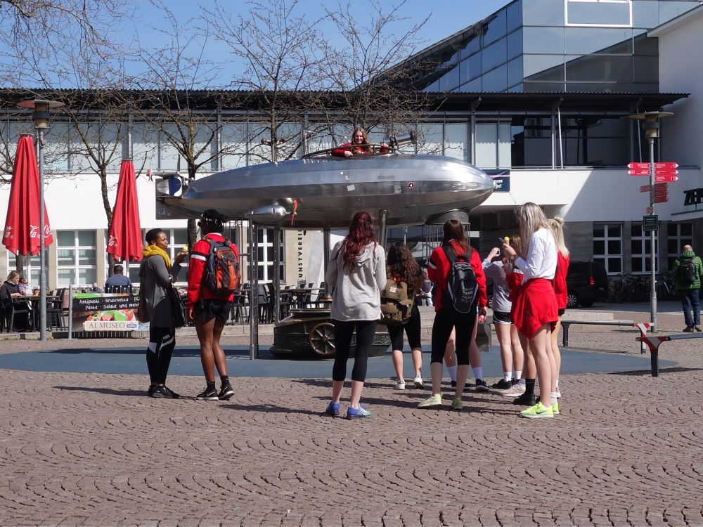 Zeppelin vor Zeppelinmuseum