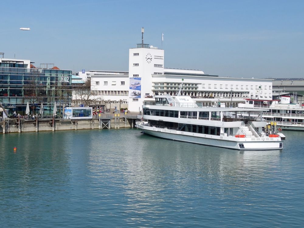 Passagierschiff vor Zeppelinmuseum