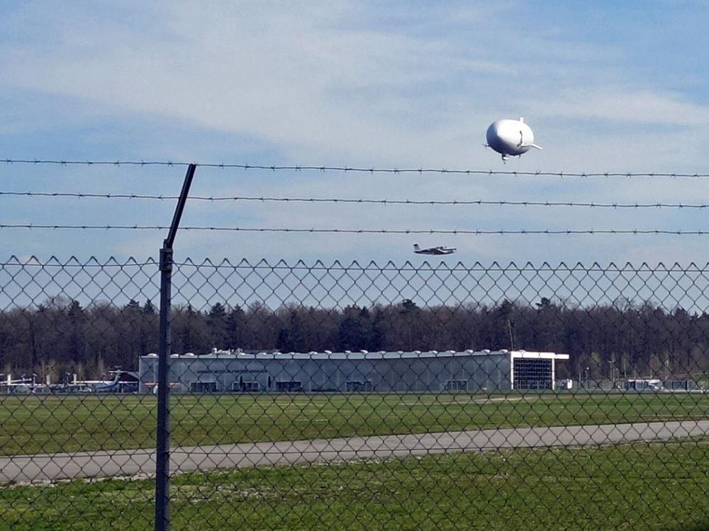 Zeppelin und Motorflugzeug