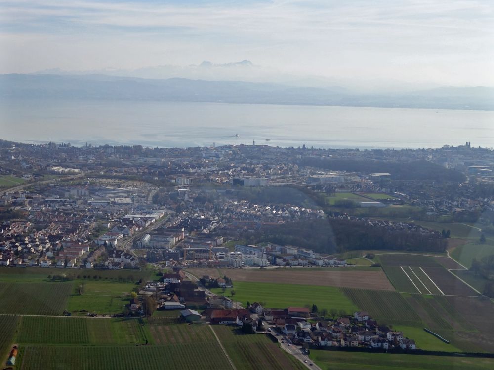 Friedrichshafen und Sntis im Dunst