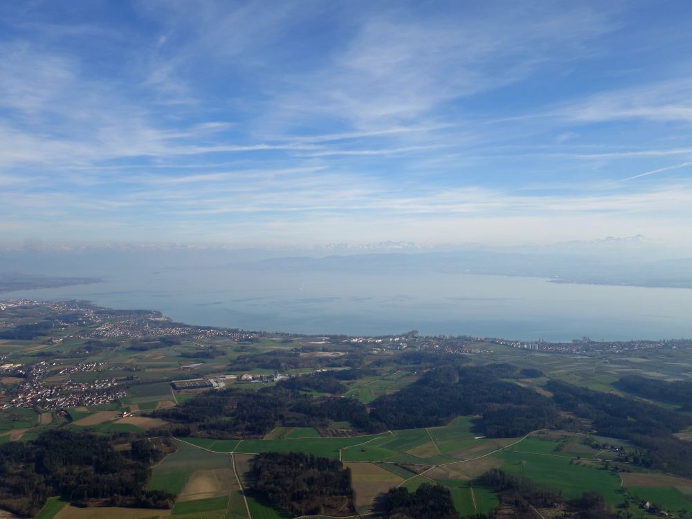 Bodenseeufer und Alpen im Dunst