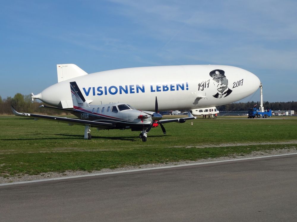 Zepppelin und Motorflugzeug