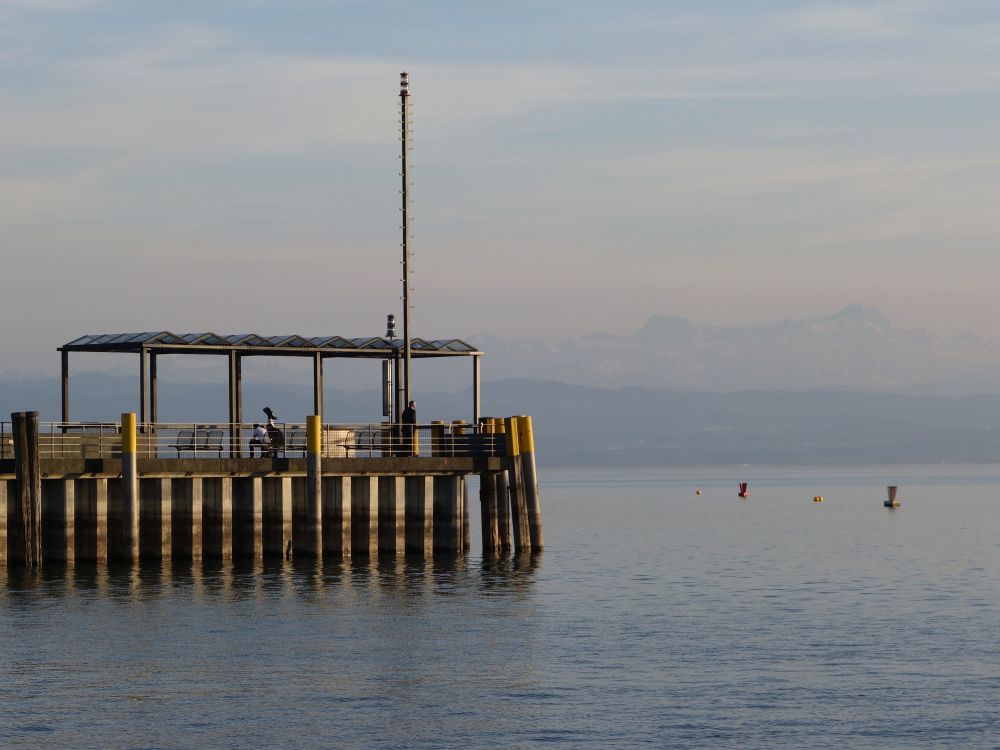 Hafenmauer und Sntis im Dunst