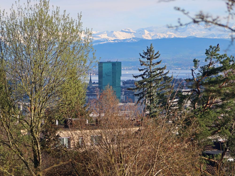 Hochhaus unter Alpen