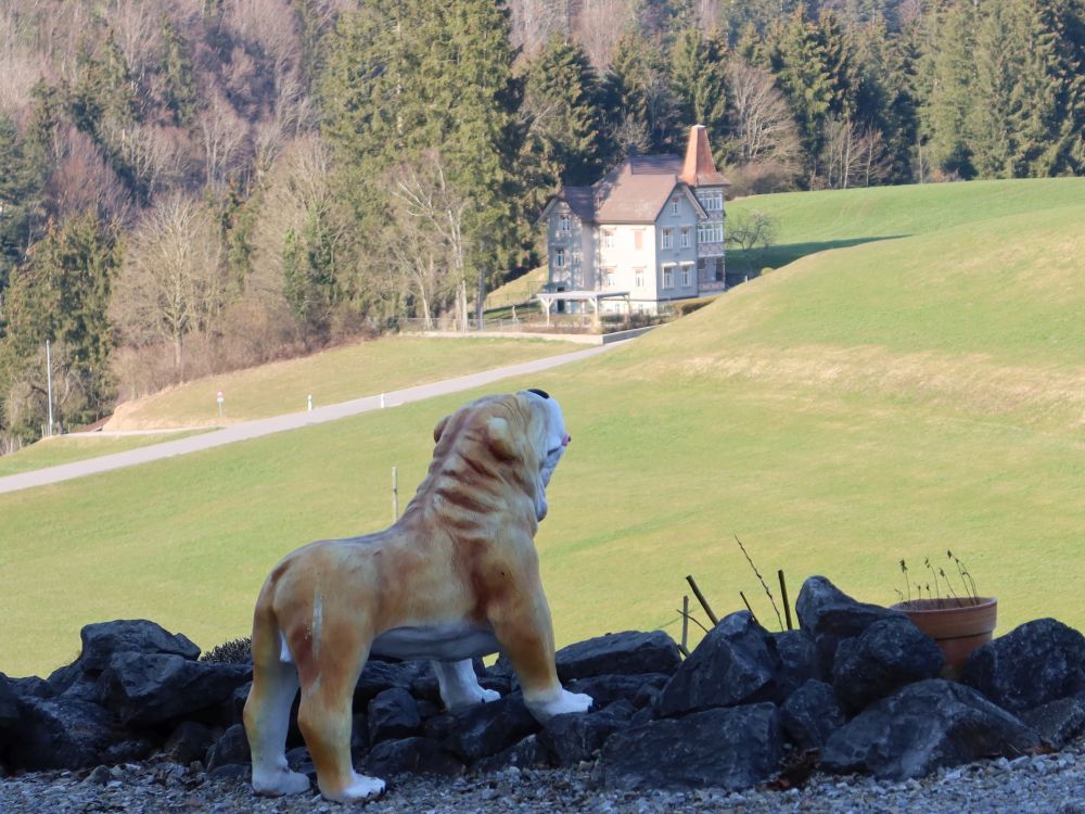 Waldau und Tierfigur