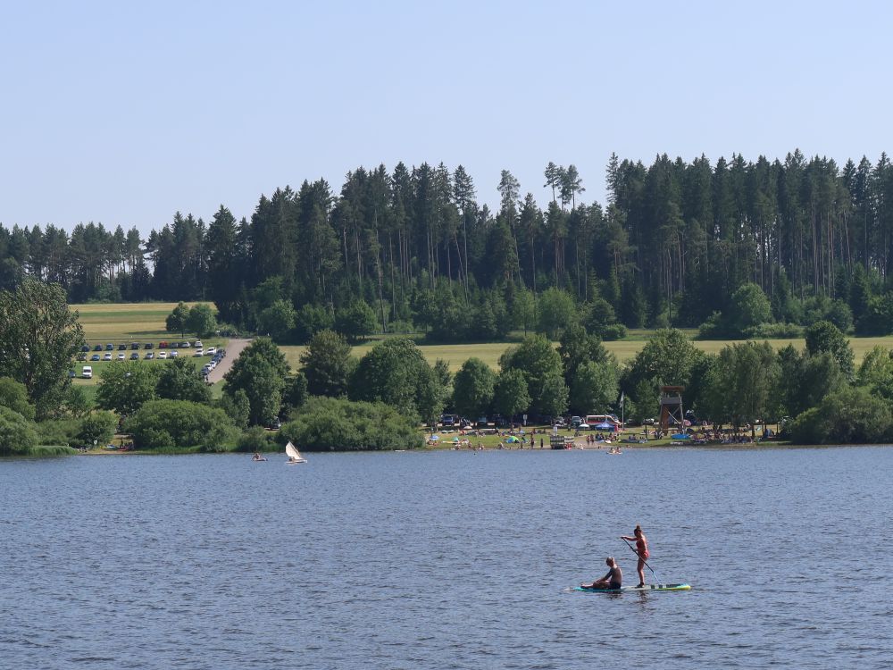 Kirnbergsee mit Parkplatz und Badestrand