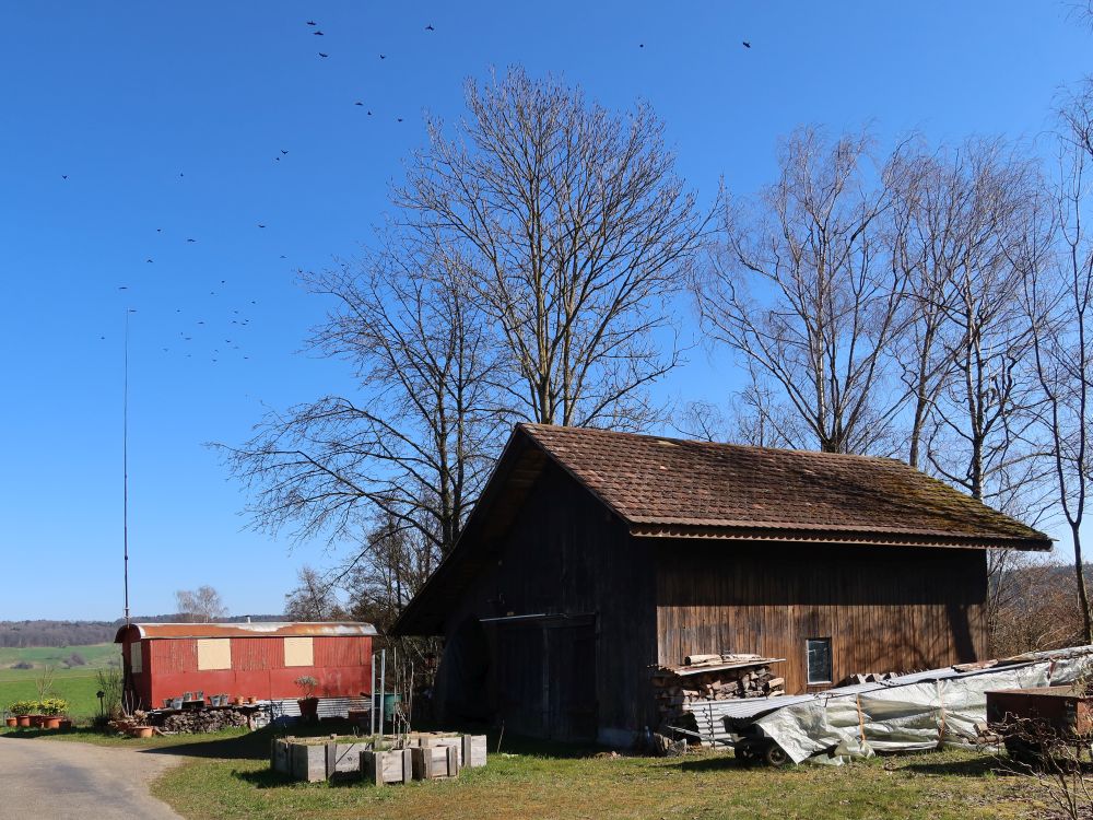 Bauwagen und Scheune