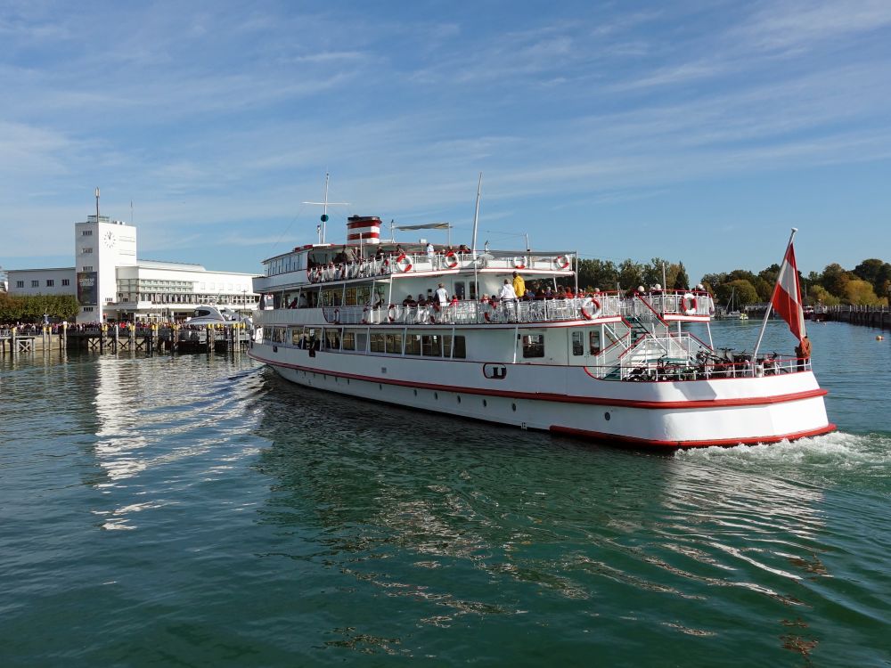 Passagierschiff im Hafen Friedrichshafen