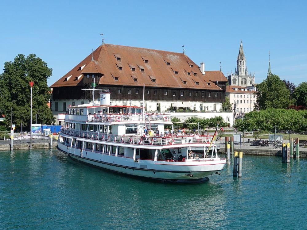 Passagierschiff vor Konzil und Münster