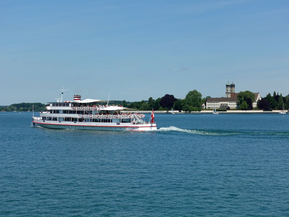 Passagierschiff und Schlosskirche