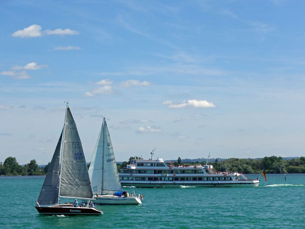 Segelboote und Passagierschiff