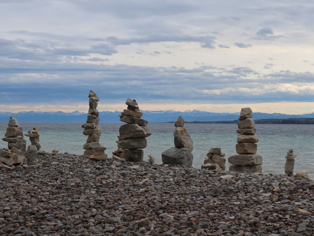 Steinmännchen und Alpenblick