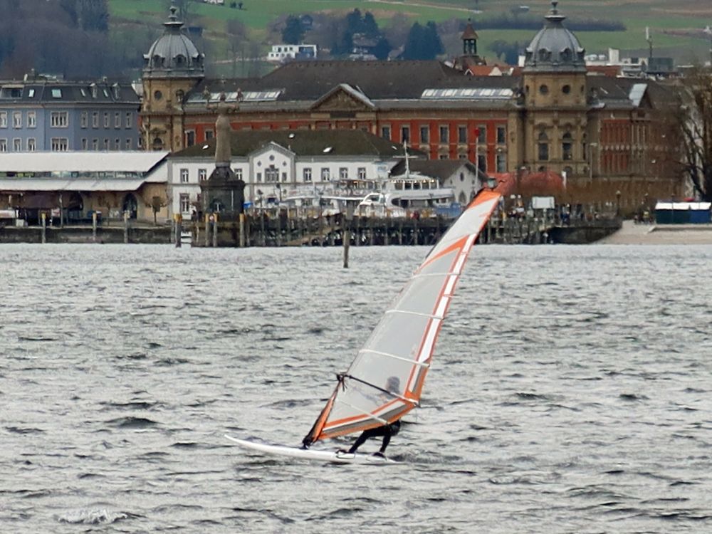 Surfer mit Sparkasse im Hintergrund