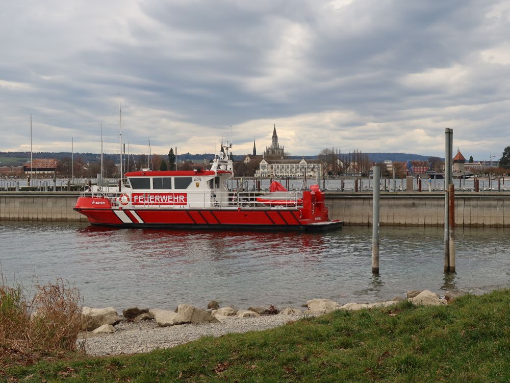 Feuerwehrboot beim Yachthafen