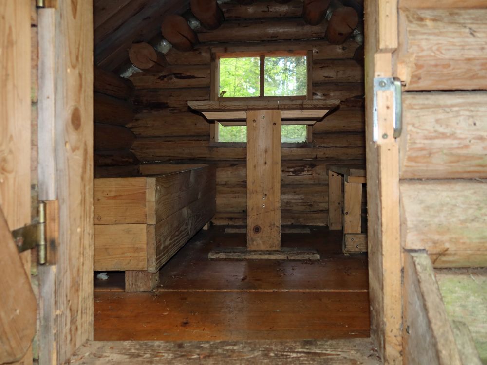 Tisch im kleinen Holzhäuschen