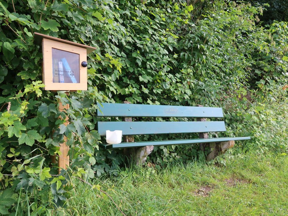 Sitzbank mit Bibliothek