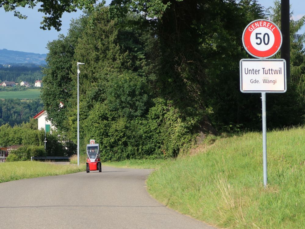 Elektromobil am Ortseingang