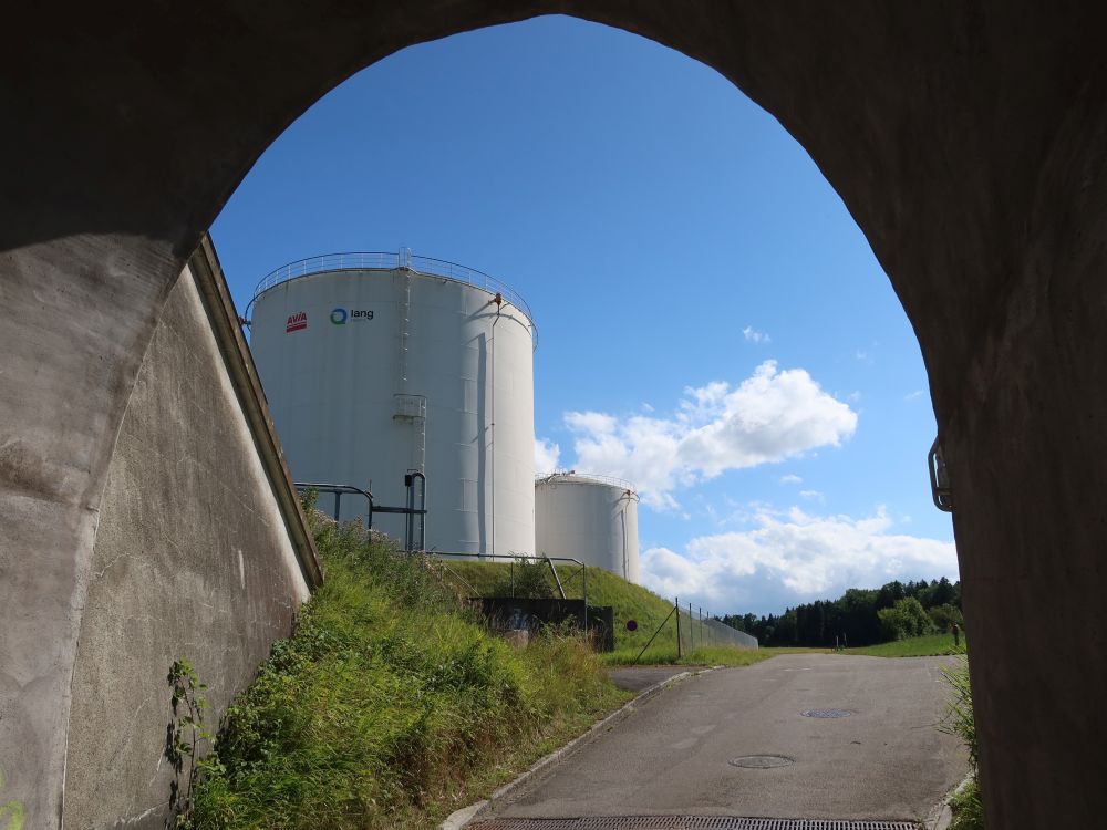 Öldepot im Torbogen