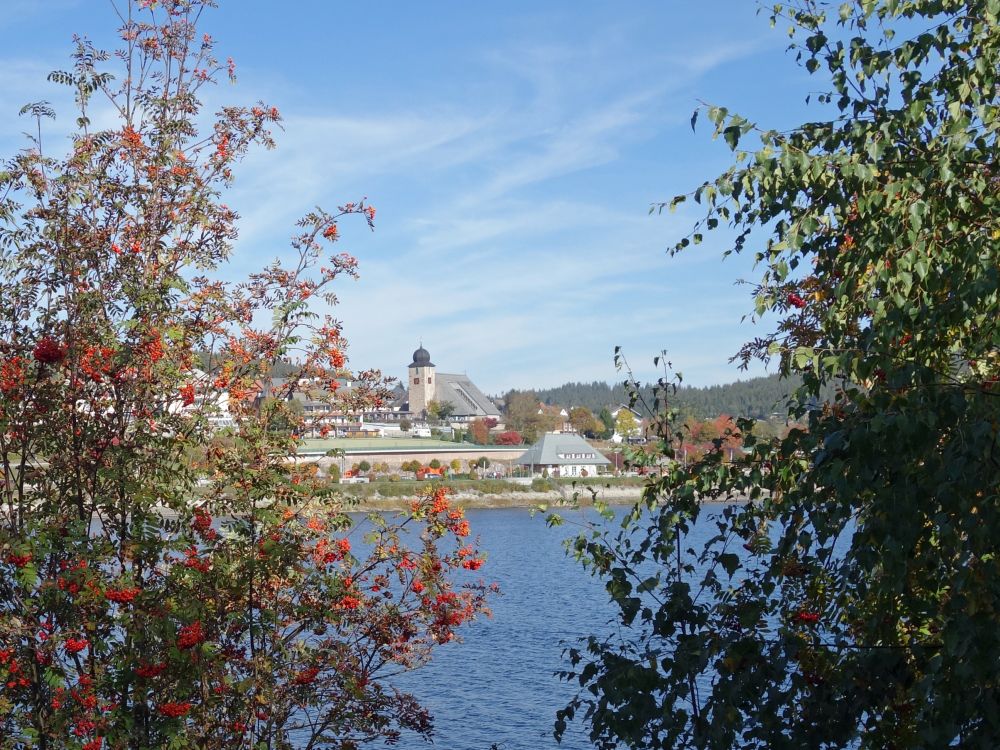 Kirche und Bahnhof von Schluchsee