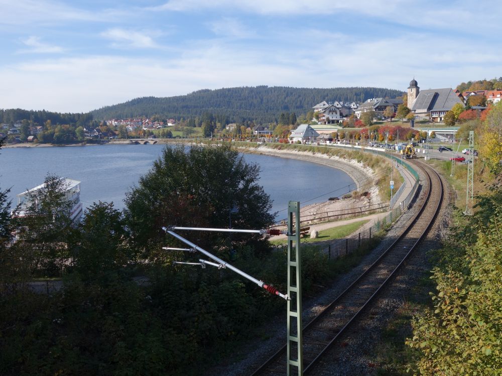 Schluchsee mit Eisenbahnlinie