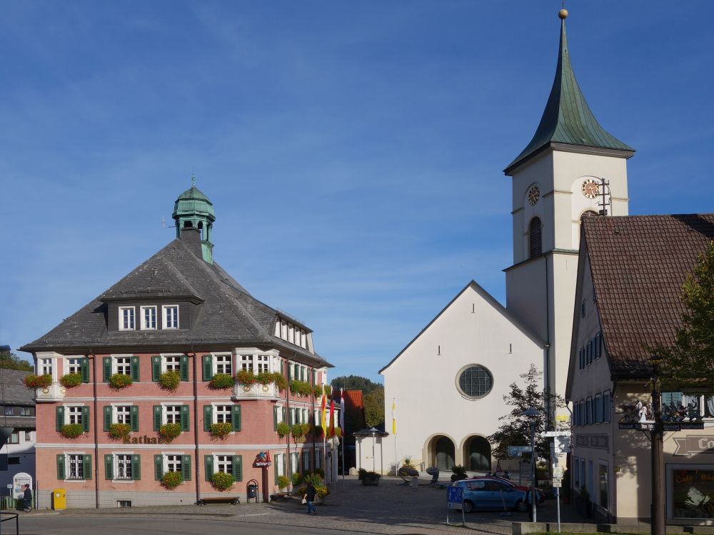 Rathaus und Kirche